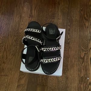 I’m selling the black sandals with chain details. The size is an 8.